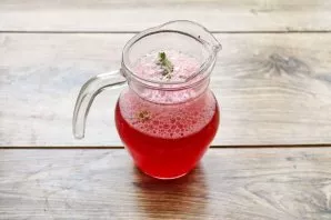 Add a little carbonated water to the jug and mix. Then pour the remaining soda and serve immediately.