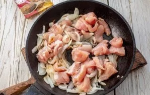 Put the chicken in the pan, fry until the chicken turns white.