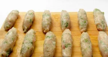 Form a lula kebab and lay it down. After heating the pan with vegetable oil, reduce the heat and fry the lula kebab.