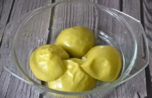 Cool the baked apples slightly.