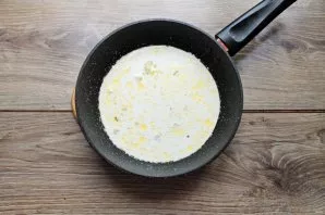 Pour the cream into the pan and heat over low heat.