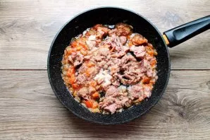 Divide the meat stew into pieces and put in a pan. Simmer for another 4-5 minutes, season with salt, pepper and bake for another minute.