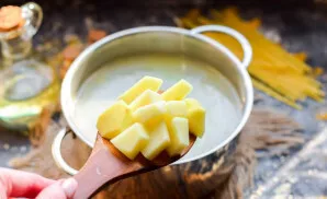 Peel the potatoes, wash, dry, cut into large pieces, put in a saucepan and cook for 20 minutes.