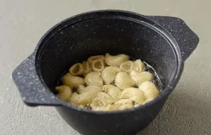 In a saucepan with a thick bottom, heat the vegetable oil. Start baking pasta in parts until golden brown. Approximately 4-5 minutes.