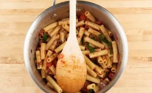 Then fry the mushrooms in oil for 2.5 minutes. Then add spinach to them. Bake for another 1 minute. Then mix these ingredients with sauce...