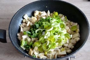 Fry over medium heat in a frying pan in vegetable oil and butter, first the mushrooms, then add the leeks.