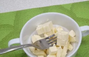 In a separate bowl, mash the processed cheese with a fork. This will be our filling, and in the meantime, marinate the onions.
