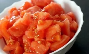 Cut the tomatoes into small cubes.