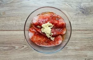 Pour vegetable oil and add chopped garlic.