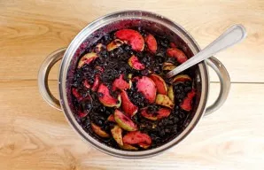 Put the pot with blueberries and apples on medium heat and bring to a boil. Reduce the heat and simmer for 5 minutes, scraping off the fo...
