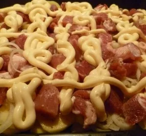 Put mayonnaise on the meat to taste.