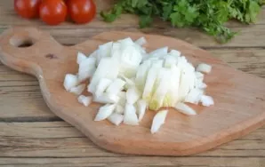 Cut the onion into small cubes. Onions in the sauce should not make themselves felt, but only give a small hint of taste.
