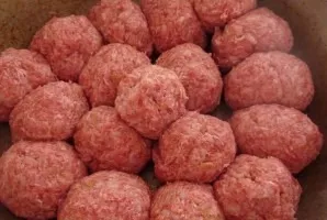 From minced meat we form small cutlets and put them in a deep frying pan.