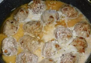 Add cream and some water. Bring everything to a boil, reduce the heat and simmer for 20 minutes.