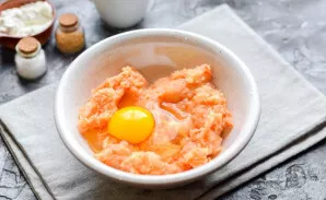 Add one large chicken egg to the prepared minced meat.