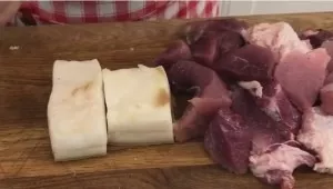 To prepare the filling, you need not only meat, but also bacon to make it juicy and tasty. Pass the meat of the shoulders, lard and garli...