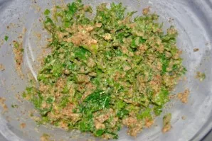 Grind the nuts in a pestle or blender. You can use any nuts that you have at hand (in this case, Greek). Rinse the parsley (you can also ...