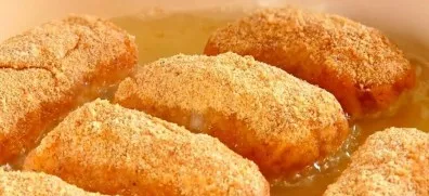 Heat a large amount of vegetable oil in a pan and fry the rolls on one side. Then reduce the heat, turn the rolls over and fry with cover.