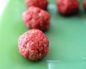 From minced meat form small balls.