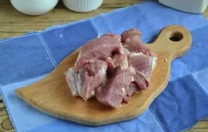 Cut the meat into small pieces. Do not grind too much, it should feel good in the prepared dish.