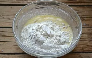 Add the sifted flour and beat with a mixer so that there are no lumps.