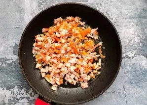 Finely chop the smoked chicken, put on top of the vegetables and fry for 5-6 minutes.