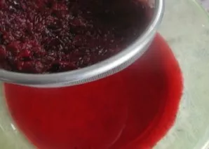 Squeeze the juice from the cranberries and pour into a saucepan.