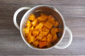 When the pumpkin is cooked, drain off the excess liquid.