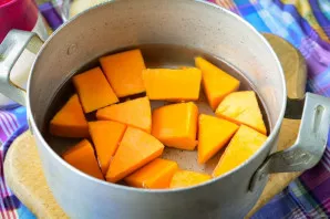 Put the pumpkin in a bowl and pour water.