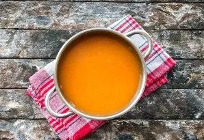 Add water, sugar, a couple of drops of lemon juice and boil carrot pumpkin juice for 10-15 minutes over medium heat.