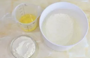 Carefully mix vegetable oil, flour and soda into the beaten eggs.