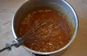 Keep the mass over low heat and stir constantly to dissolve the caramel. It will take 12-15 minutes.