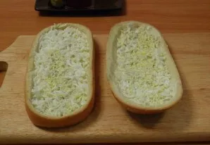 Grease the inside of the baguette with mayonnaise. Grate the eggs and put them in a baguette.