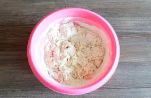 Start kneading with a spoon, gradually adding the remaining flour. When mixing becomes difficult, knead with your hands.