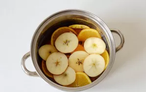 Add the sliced ??orange and apple. Cook for another 5-6 minutes.