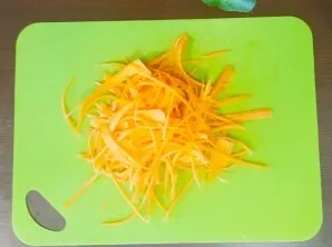 Cut the carrots into small strips.