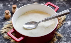 Prepare the form. Grease the mold with oil, add half of the dry base.