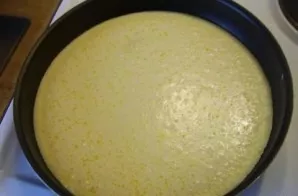 Grease the pan with vegetable oil or fat, put on the fire and pour in the egg mass.