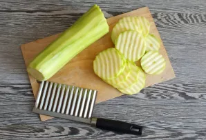 Peel the zucchini. Cut into slices no thicker than 0.2-0.3 cm.