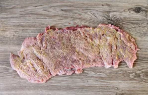 Coat the surface of the meat with mustard.