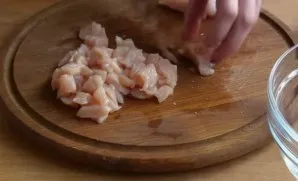 Cut the chicken fillet (about 300-400 g) into small pieces.
