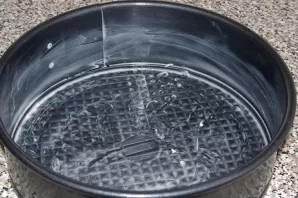 Lubricate the form with oil.