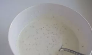 Mix the ingredients for the sauce with a blender.