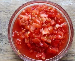 Pour the tomatoes with boiling water, peel and cut into pieces. If desired, tomatoes can be ground with a meat grinder.