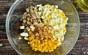 Put canned corn, pickled mushrooms, chopped eggs, fried onions in a bowl. Add salt.