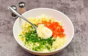 Season all the ingredients with mayonnaise, add salt and pepper to taste and a crushed clove of garlic. Mix everything.