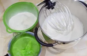 To the beaten eggs gradually add milk mass and flour with soda.