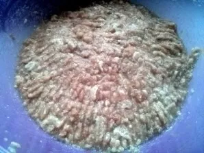 Add chopped onions, ice water, salt and pepper to the minced meat and mix well.