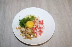 Beat the chicken egg. Stir.