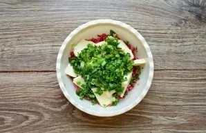 Finely chop the onion leaves and put them in a bowl.